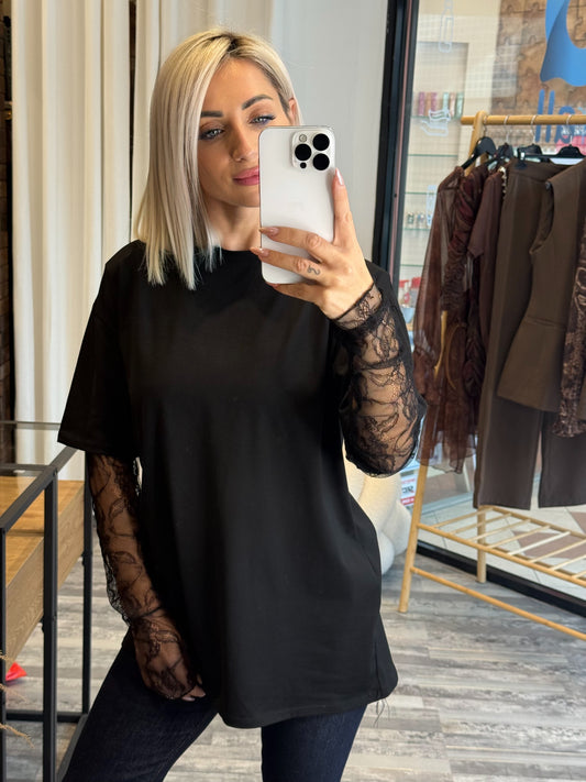 T-shirt με Βάτες και Δαντελένια Μανίκια