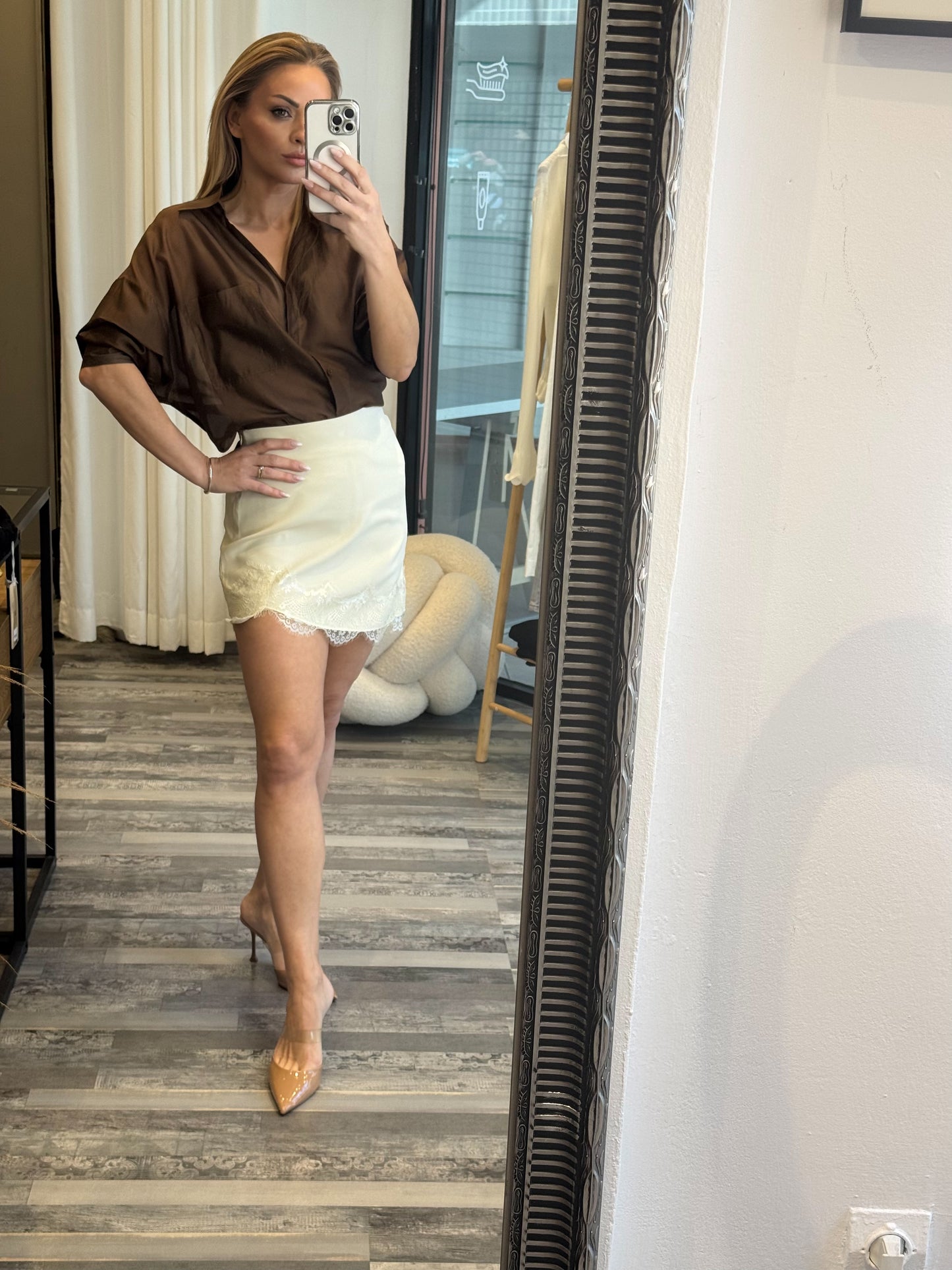 Φούστα μίνι ασύμμετρη με δαντέλα