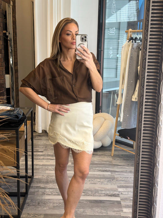 Φούστα μίνι ασύμμετρη με δαντέλα