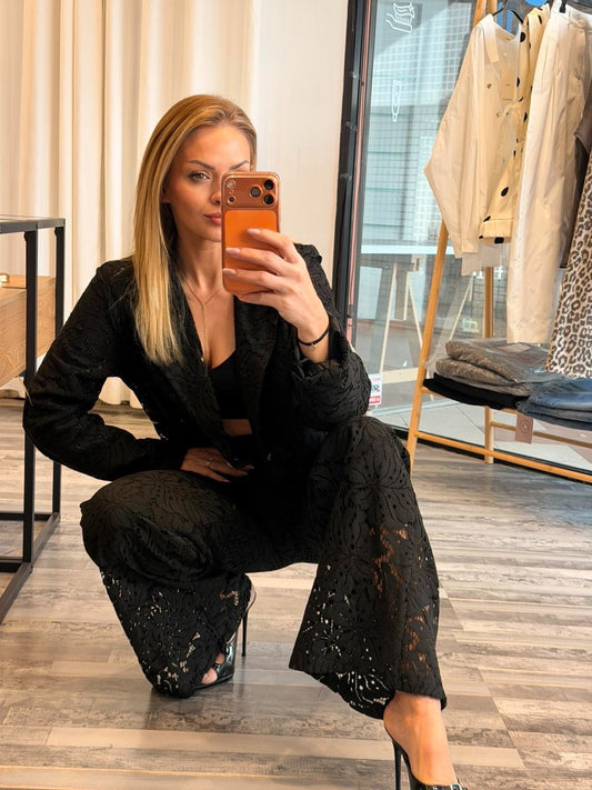 Δαντελένιο κοστούμι