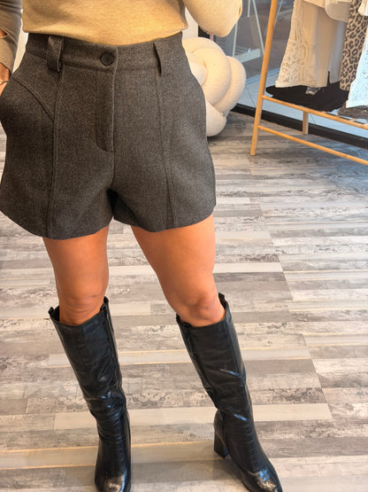 Γκρι σορτς με ζώνη