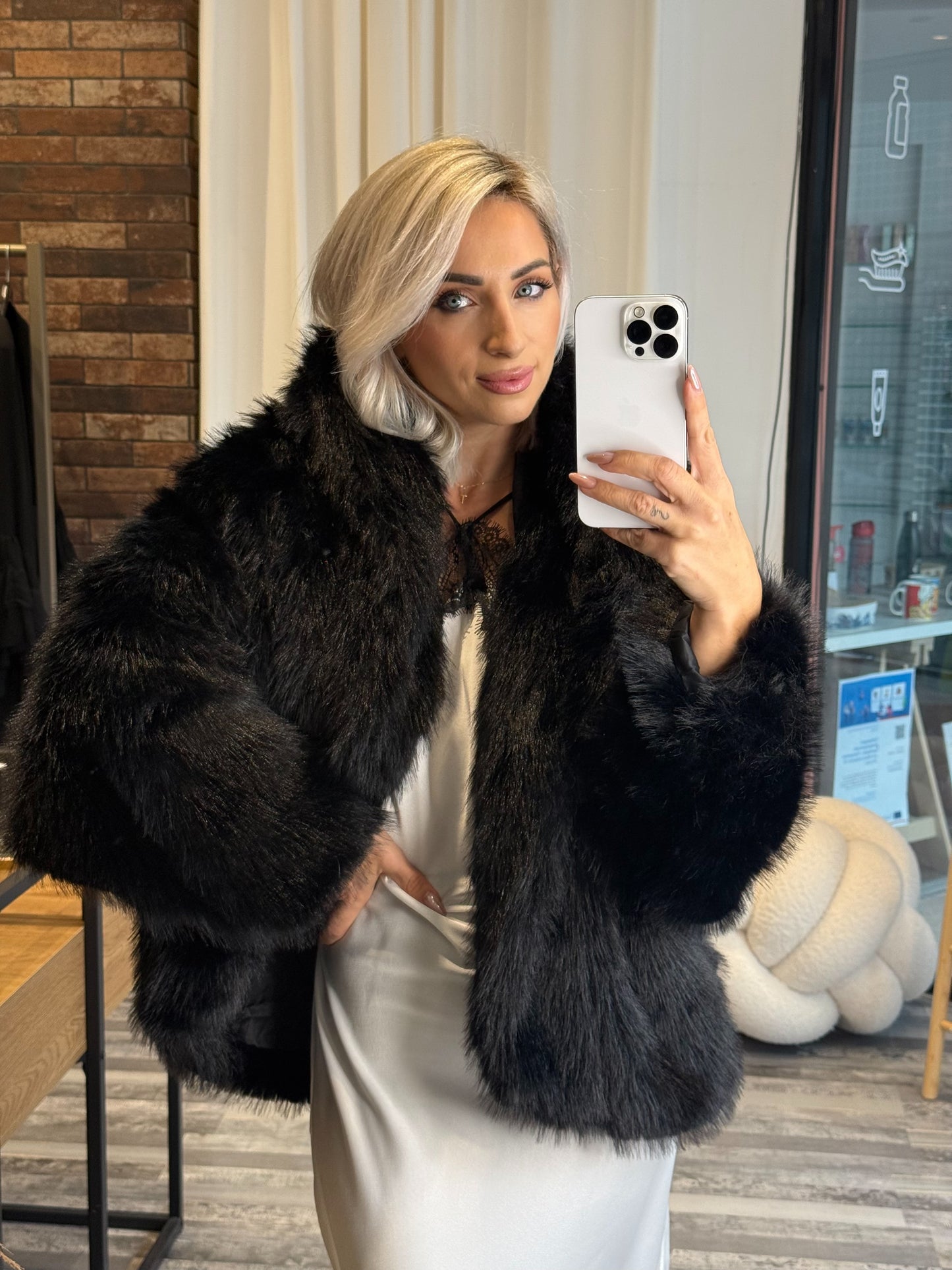 Κοντή Μαύρη Οικολογική Γούνα