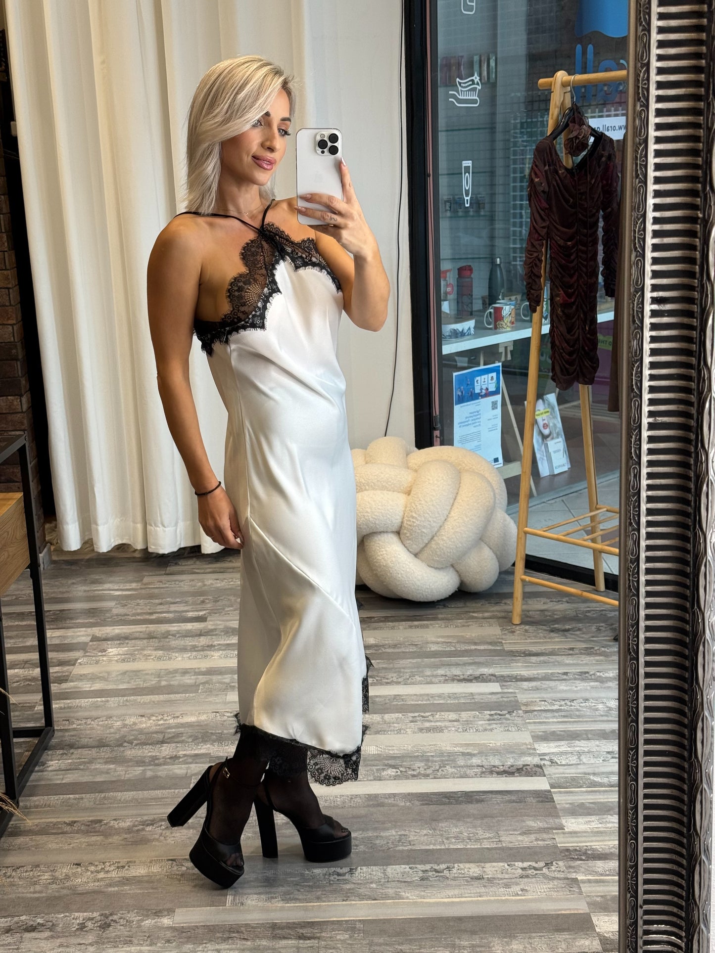 Λευκό Σατέν Φόρεμα με Μαύρη Δαντέλα