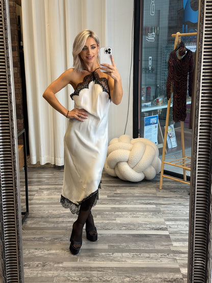 Λευκό Σατέν Φόρεμα με Μαύρη Δαντέλα