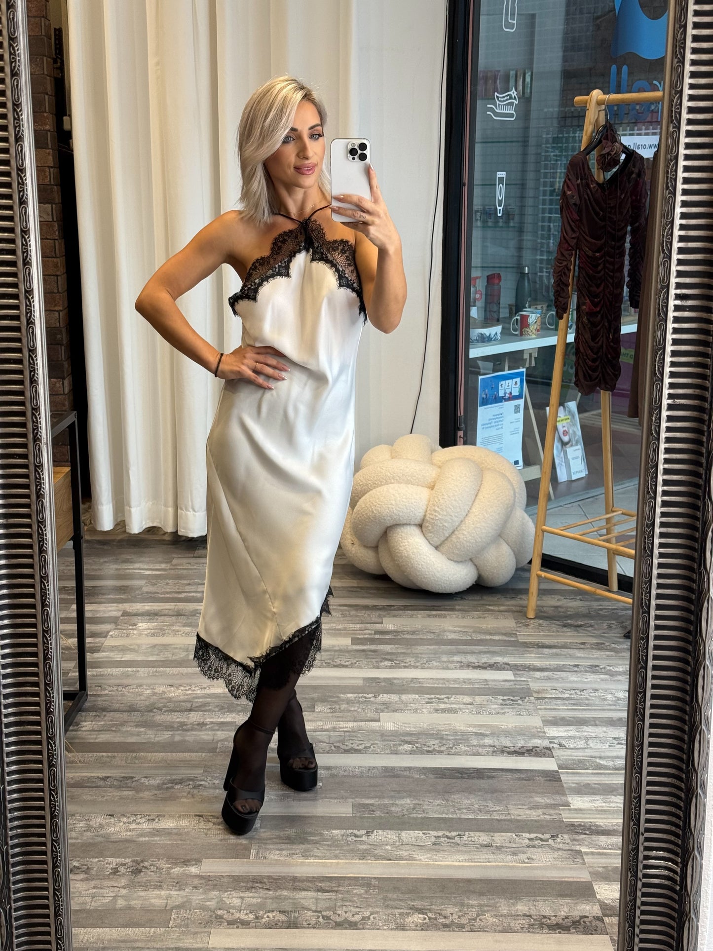 Λευκό Σατέν Φόρεμα με Μαύρη Δαντέλα