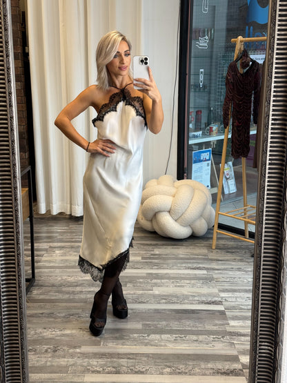 Λευκό Σατέν Φόρεμα με Μαύρη Δαντέλα