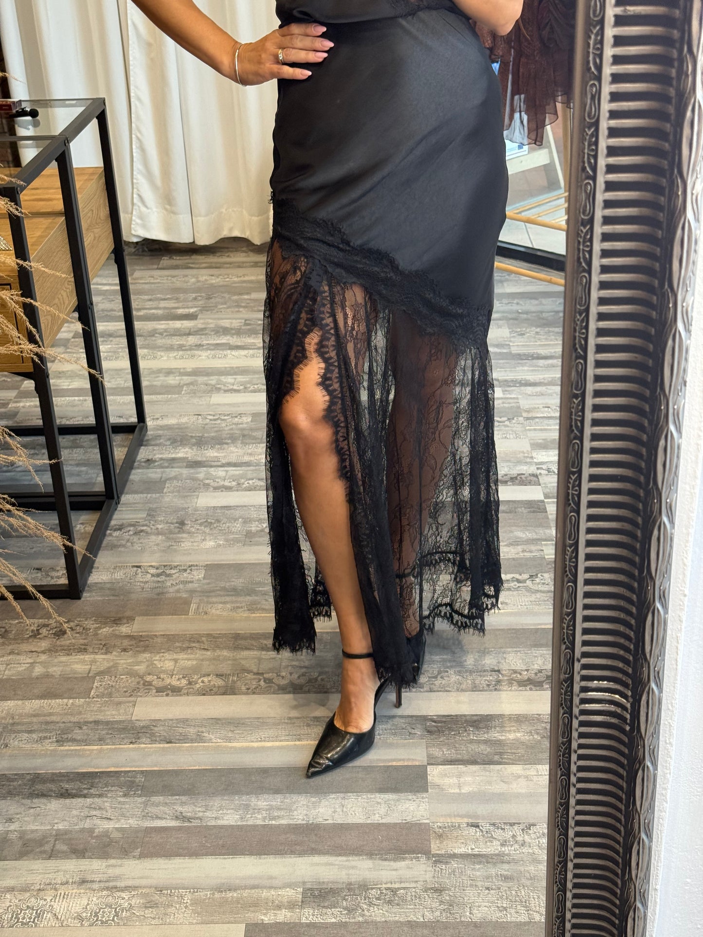 Ασύμμετρη Σατέν Φούστα με Δαντέλα