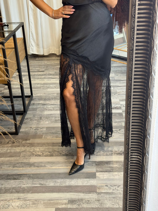 Ασύμμετρη Σατέν Φούστα με Δαντέλα