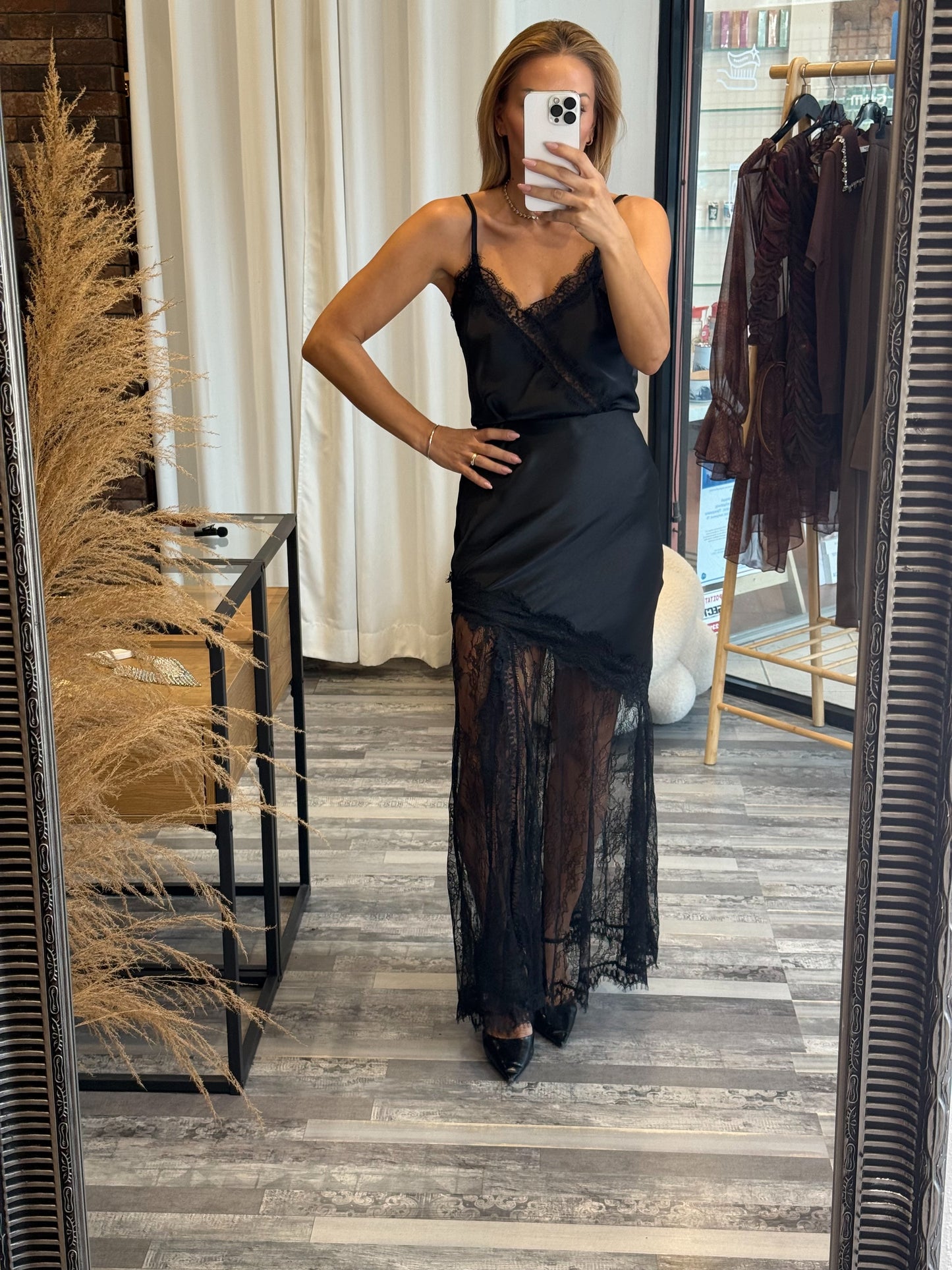 Ασύμμετρη Σατέν Φούστα με Δαντέλα