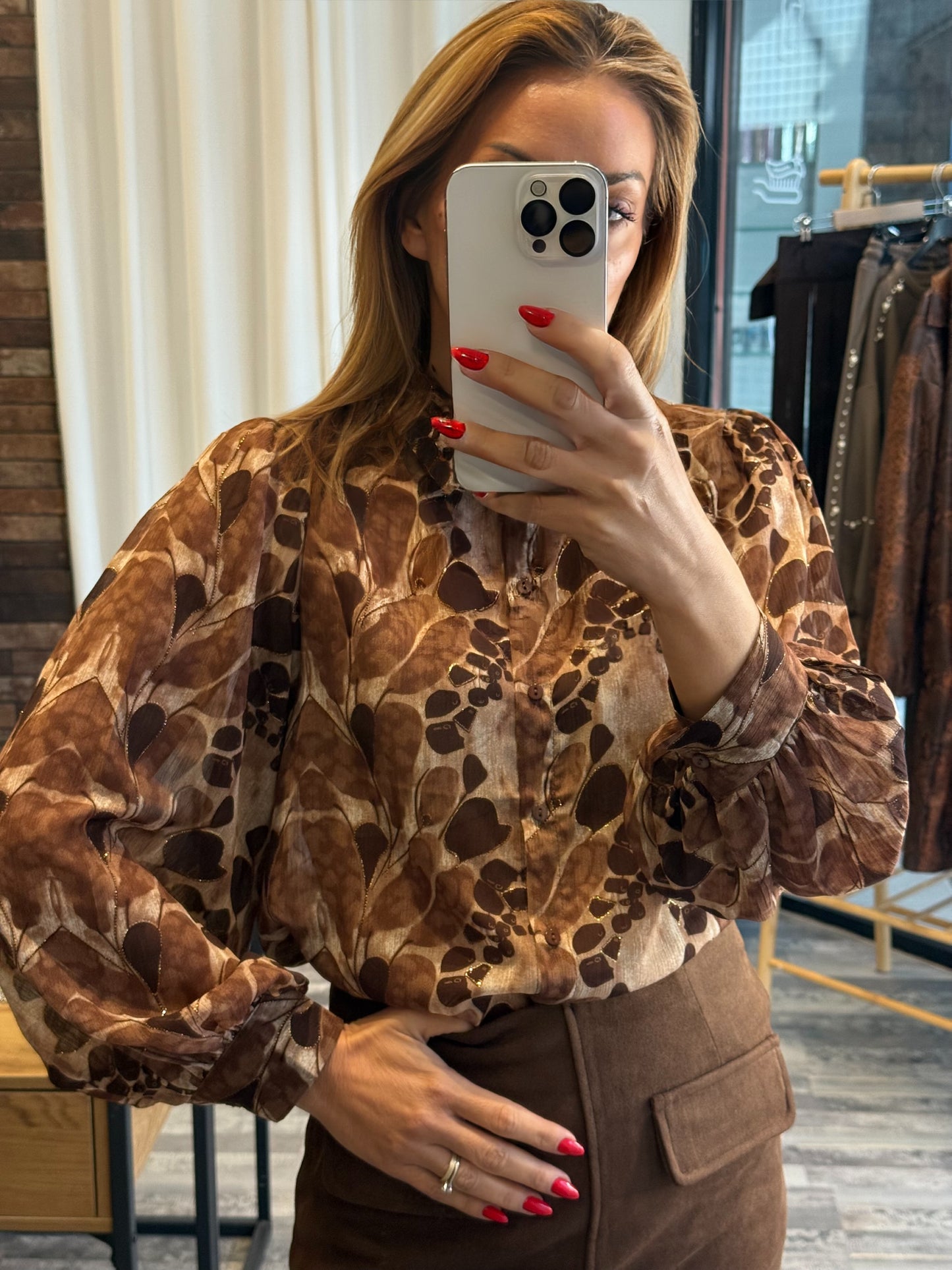 Πουκάμισο με Χρυσές Λεπτομέρειες