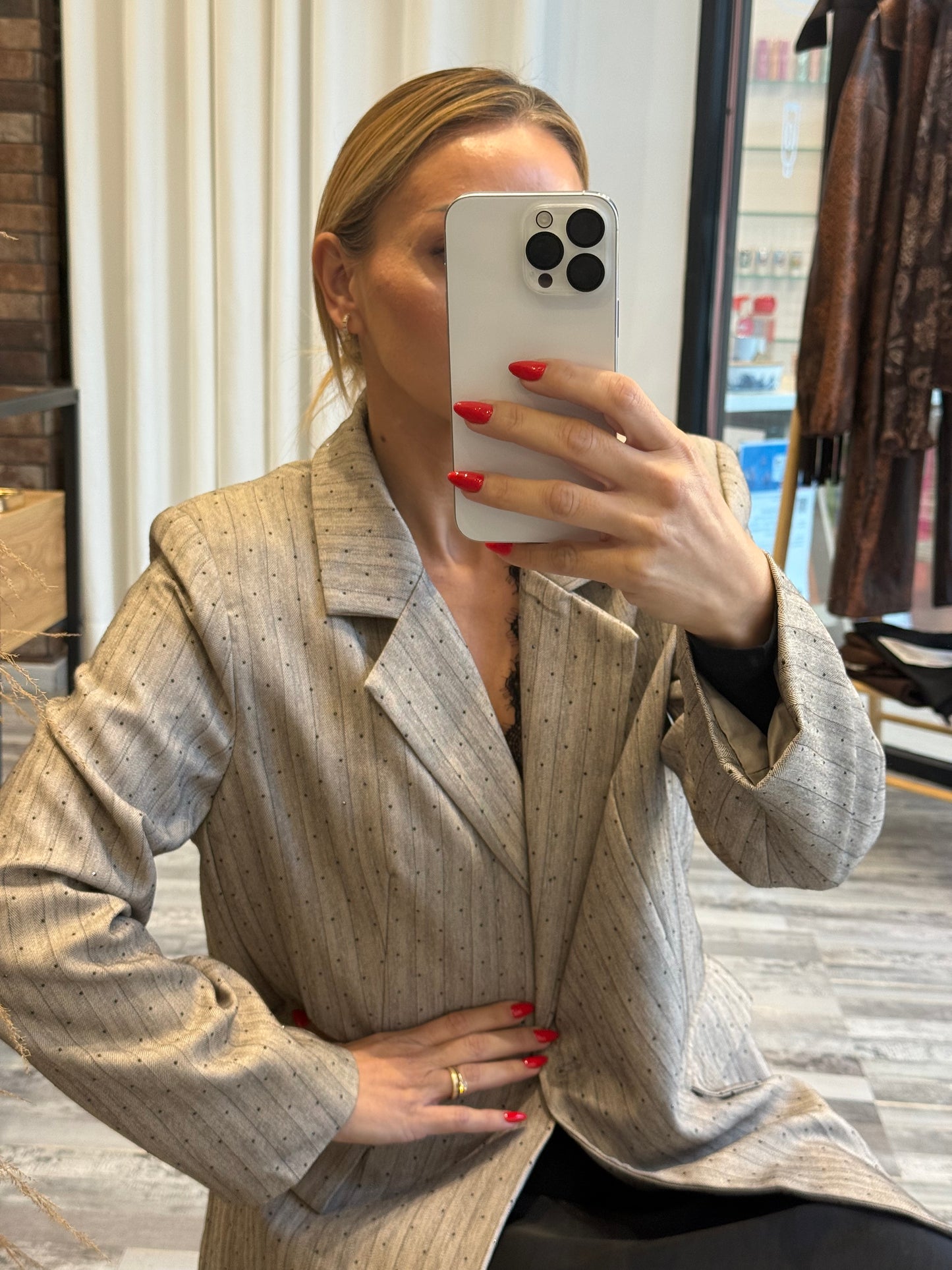 Μπεζ Σακάκι με Μαύρες Πέτρες